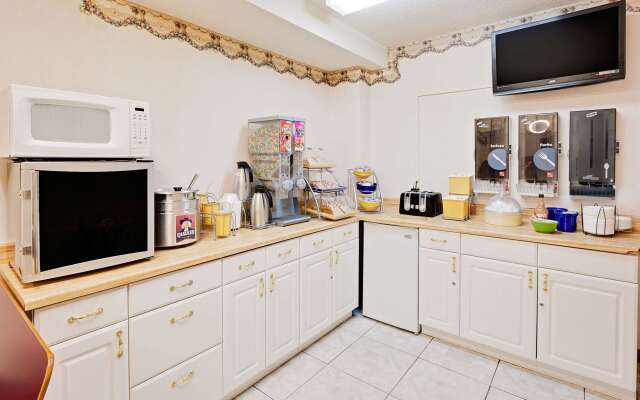 Days Inn by Wyndham Cadillac