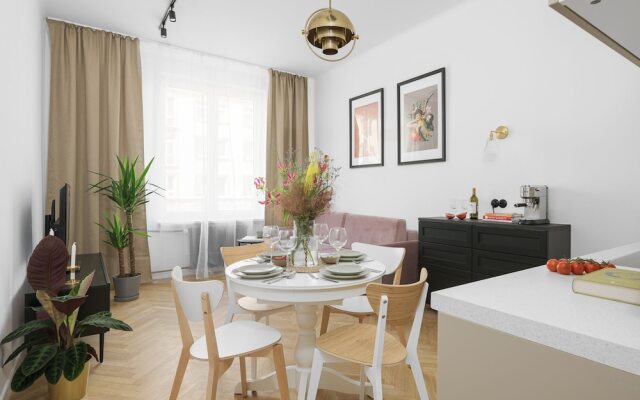 oompH Warsaw Central Vintage Apartment