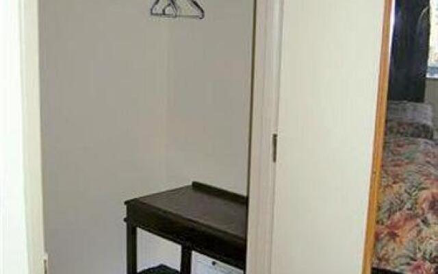 Parkwood Inn & Suites