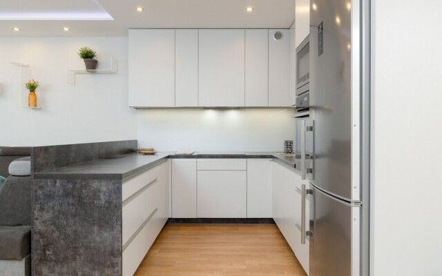 Spacious Apartment Krakow by Renters