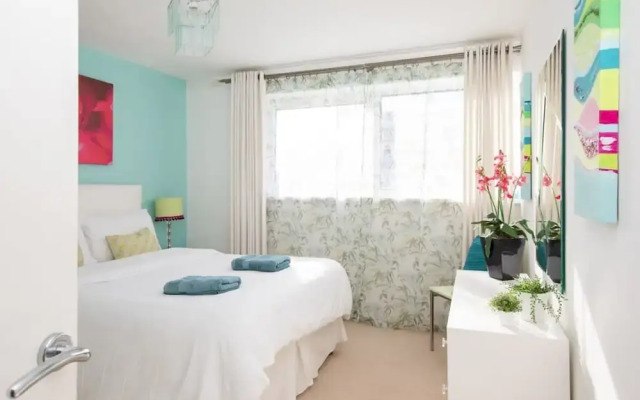 Sunny Modern Nr Beach Village w Parking