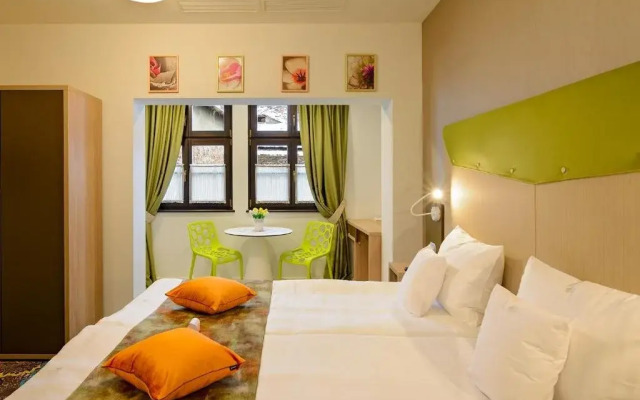 . Blumenhaus Apartments