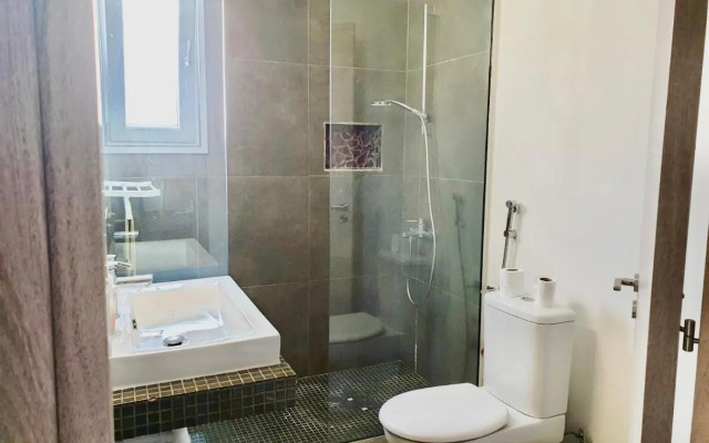 Renovated 2-bedroom flat with free parking, center