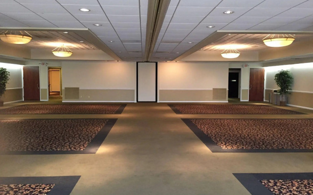 Airport Plaza Inn & Conference Center