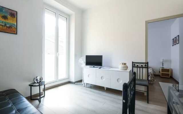 Sunny and Modern 1 Bedroom with Balcony2