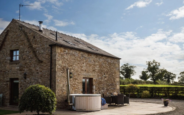 Beautiful Secluded 2-bed Barn With Woodfire Hottub
