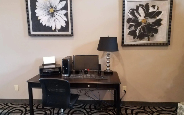 Okoboji Inn & Suites