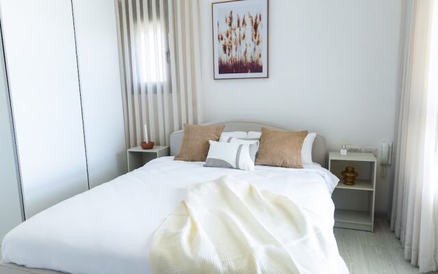 SeaFront Luxurious 3 BR Apartment