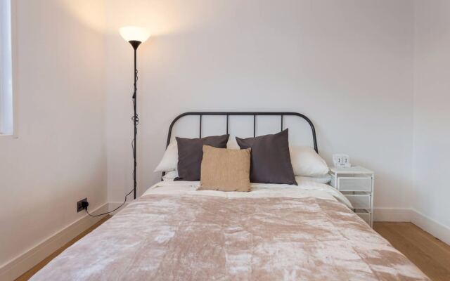 2 Bedroom Apartment near Clapham Common Sleeps 4