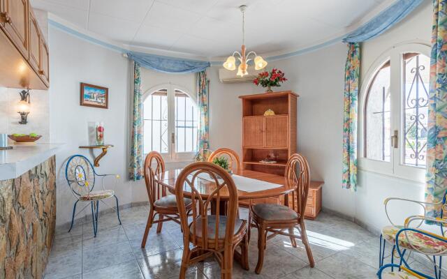 holiday house in Empuriabrava with private pool and mooring