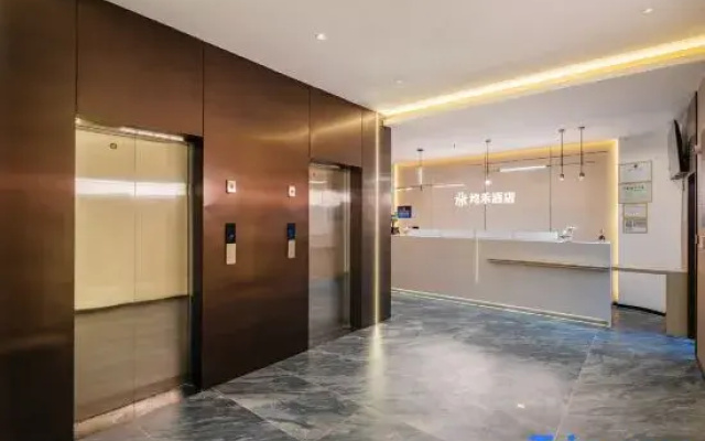 Junhe Hotel (Beijing  Niaochao Datun Road Subway Station)