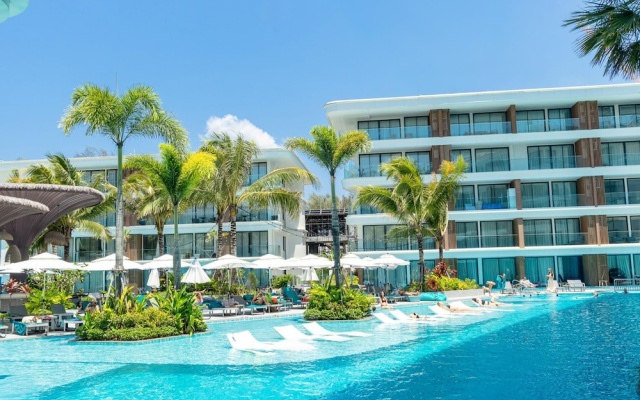 Unit 2303 Beachfront Pool-facing + Sea View