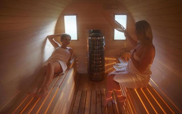 Holiday Resort With Sauna and Jacuzzi, Mielenko