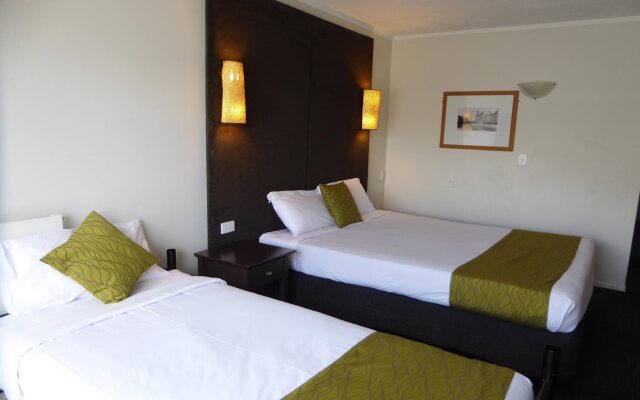 Four Canoes Hotel