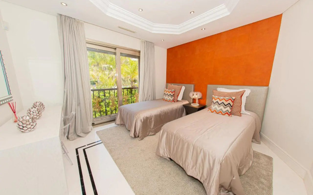 Luxury 3BDRS apt. In Mistral Beach with sea views.