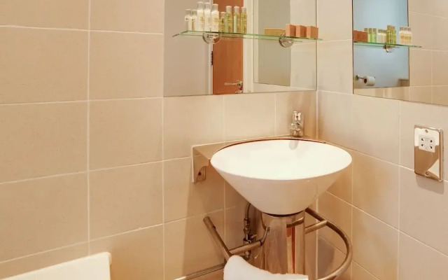 Pleasant Apartment In London Near Ismaili Center