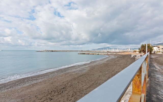 Spacious Apartment in Lavagna near Sea & City Center