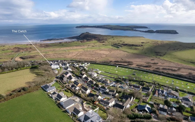 The Cwtch Apartment - Sea Views Walk to Beach