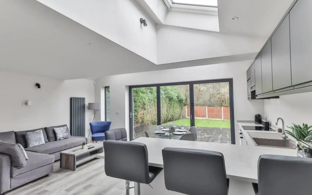 Large, Modern Apartment with En-suites, Wifi, Parking