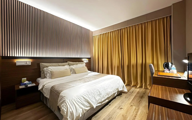 Pine Tree Hotel