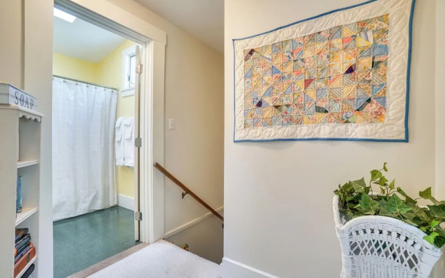 'the Porch House' Located in Historic Village