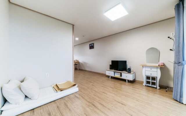 Jeju Gamsugul Pension