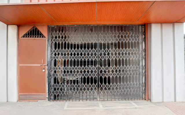 OYO Flagship 80479 A Hotel Royal FNG