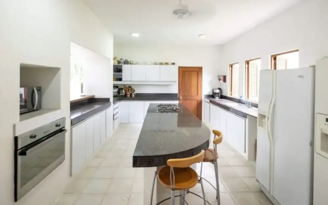 w Spacious 5BR Villa at Mesa de Yeguas