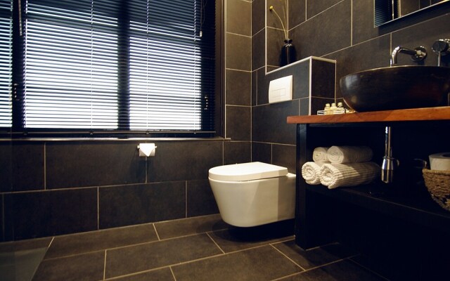 1637 Historic Canal View Suites