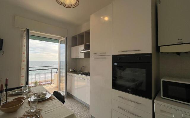 [Via XXV Aprile] 4 Locali - Di Fronte al Mare