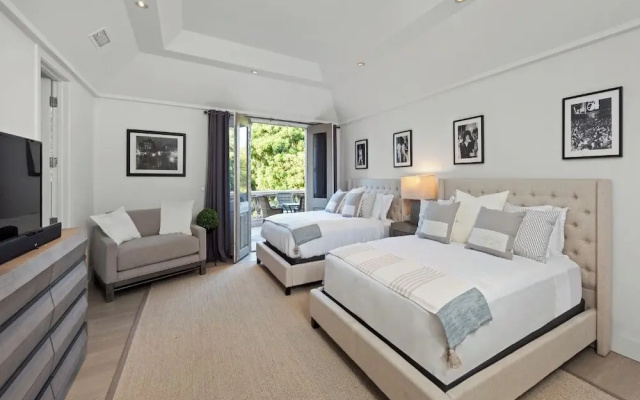 Carolwood - Modern Tuscan Villa With Rolling Lawns and Loggia in Holmby Hills