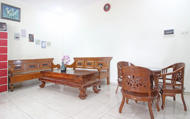 RedDoorz near UII Jakal