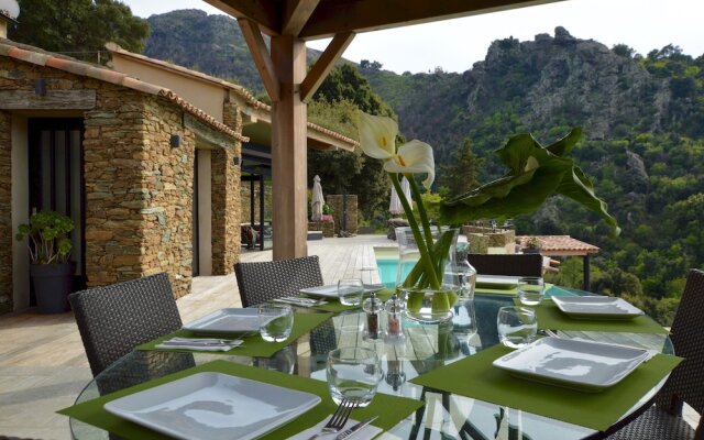 Villa piscine à débordement panorama