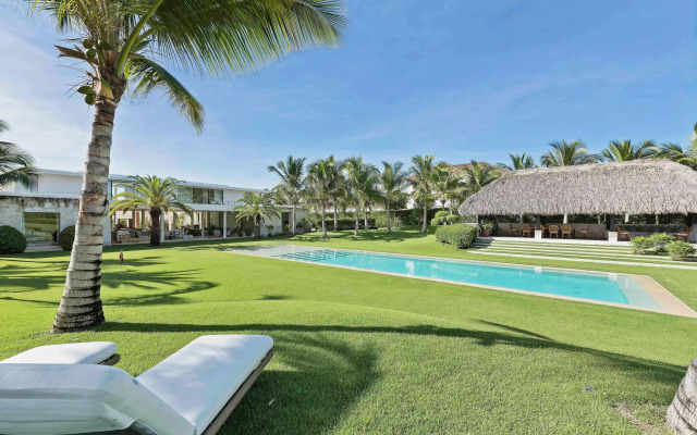 Magnificent 5BR Modern Tropical Villa With Pool