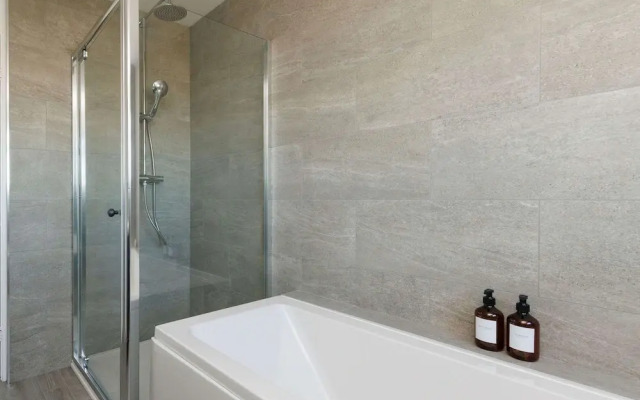 Beautifully Refurbished 4-bed Beachside Retreat