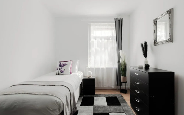 Beautiful 4-bed House With Garden in London