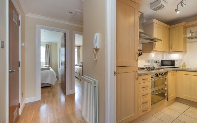 393 Delightful 2 Bedroom Apartment off the Royal Mile With Secure Parking