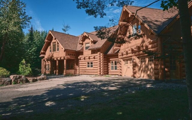 Executive Plus 89 - Luxurious log Home With Private hot tub Pool Sauna and Close to Activities