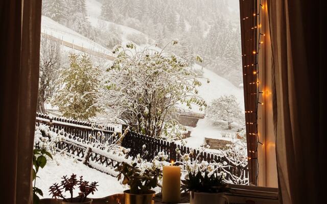 Cozy Chalet With Amazing Mountain Views Ski-in, Ski-out, Trailheads