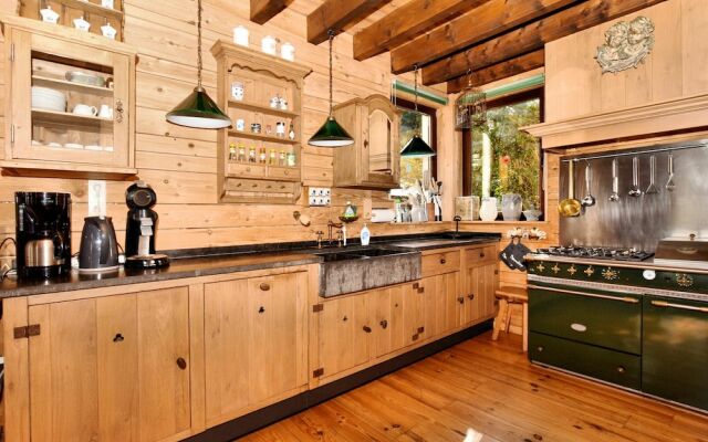 Cozy Holiday Home in Dion with Sauna and Jacuzzi