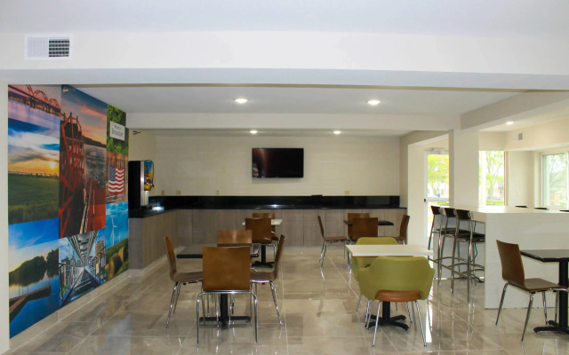 Clarion Pointe Bettendorf - Quad Cities