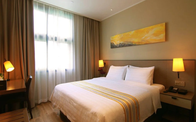 Home Inn Plus Beijing Tuanjie Lake Metro Station