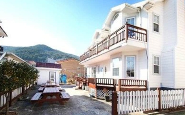Modern Hill Pension