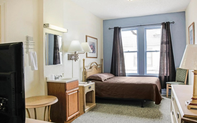 OYO Cameron Historic Hotel Brownsville I-69E