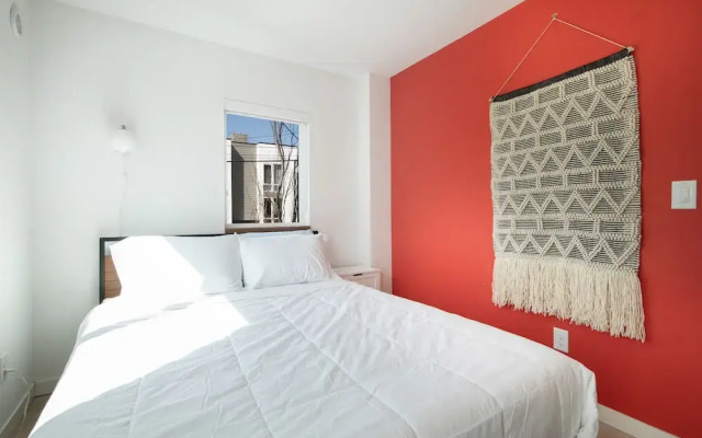 Hosteeva Modern Townhome w Rooftop