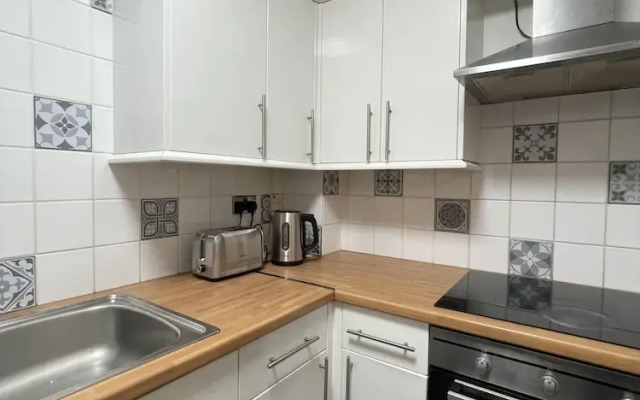 Cosy Cardiff Apartment Near City Centre
