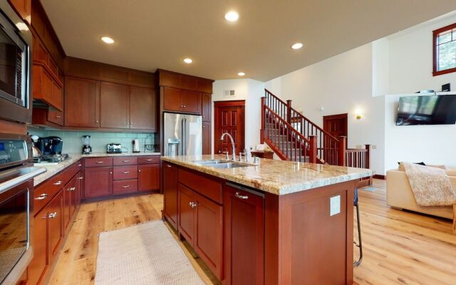 Timbers 15 Private Hot Tub, 2 Car Garage, Washer Dryer, Large Townhouse by RedAwning