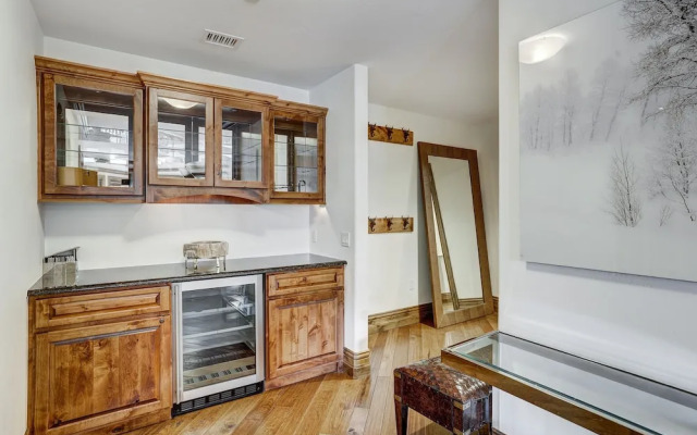 Arrabelle Luxury 4 BR Condo- Close To The Mountain by RedAwning - Save 20% on 7+ Nights!
