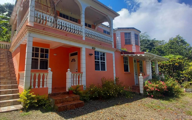 Cozy vacation retreat with free parking