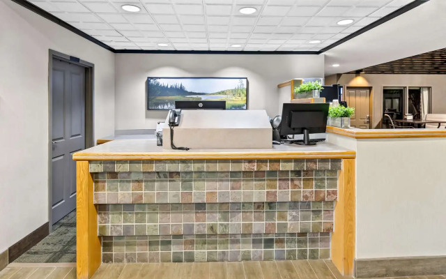 Heartland Inn & Suites, SureStay Collection by Best Western